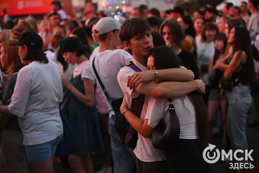 В Омске на Дне молодёжи 27 июня выступила популярная певица Полина Гагарина. Зрители вместе с ней исполняли любимые хиты так, что знойный воздух сотрясался не только от высокой температуры, но и от эмоций собравшихся. Фото: Илья Петров