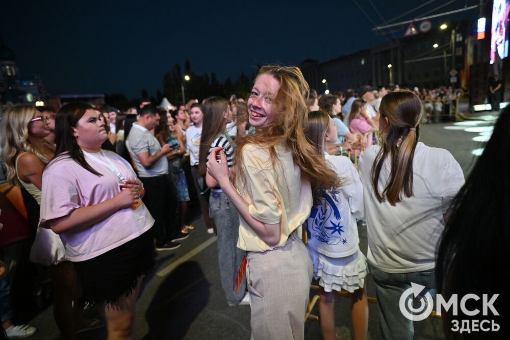 В Омске на Дне молодёжи 27 июня выступила популярная певица Полина Гагарина. Зрители вместе с ней исполняли любимые хиты так, что знойный воздух сотрясался не только от высокой температуры, но и от эмоций собравшихся. Фото: Илья Петров