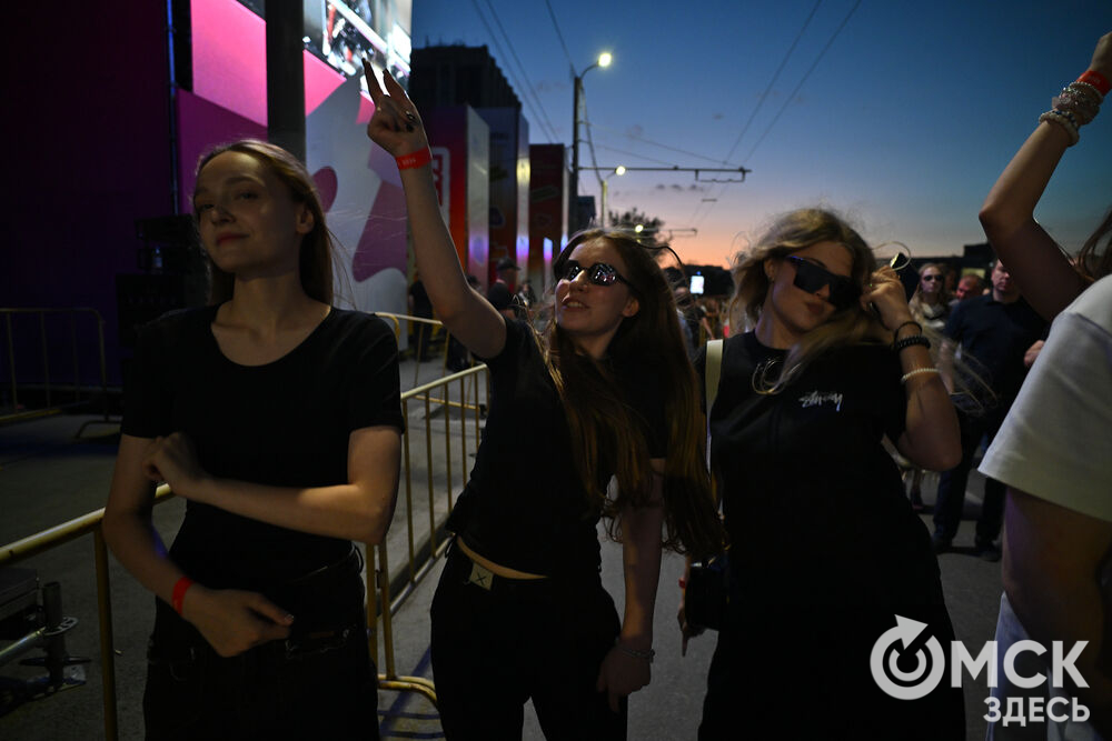 В Омске на Дне молодёжи 27 июня выступила популярная певица Полина Гагарина. Зрители вместе с ней исполняли любимые хиты так, что знойный воздух сотрясался не только от высокой температуры, но и от эмоций собравшихся. Фото: Илья Петров