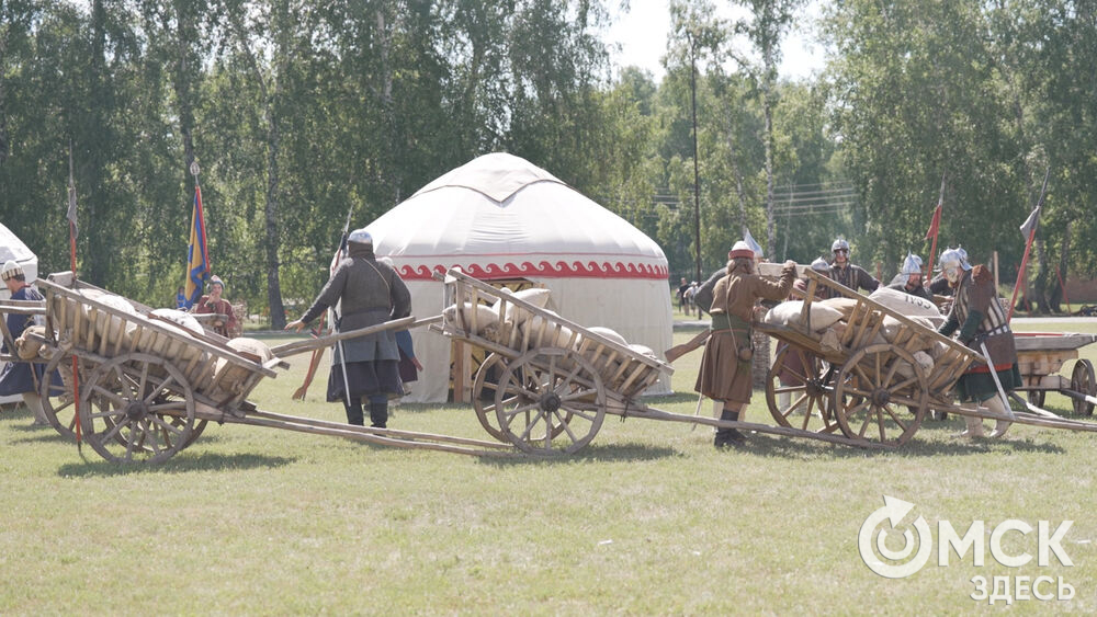 Пики и клинки служилых людей Сибири сошлись над полем в Саргатском районе. Солдаты Кушайлинского форпоста смогли защитить территорию от набегов кочевников. Фото: скриншоты программы "Свободное время"