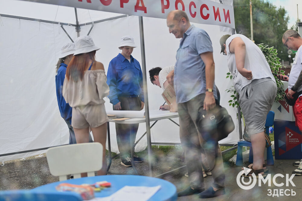 В парке 30-летия ВЛКСМ состоялся праздник "Семейный бум", в рамках которого было создано 45-метровое полотно. Фото: Илья Петров