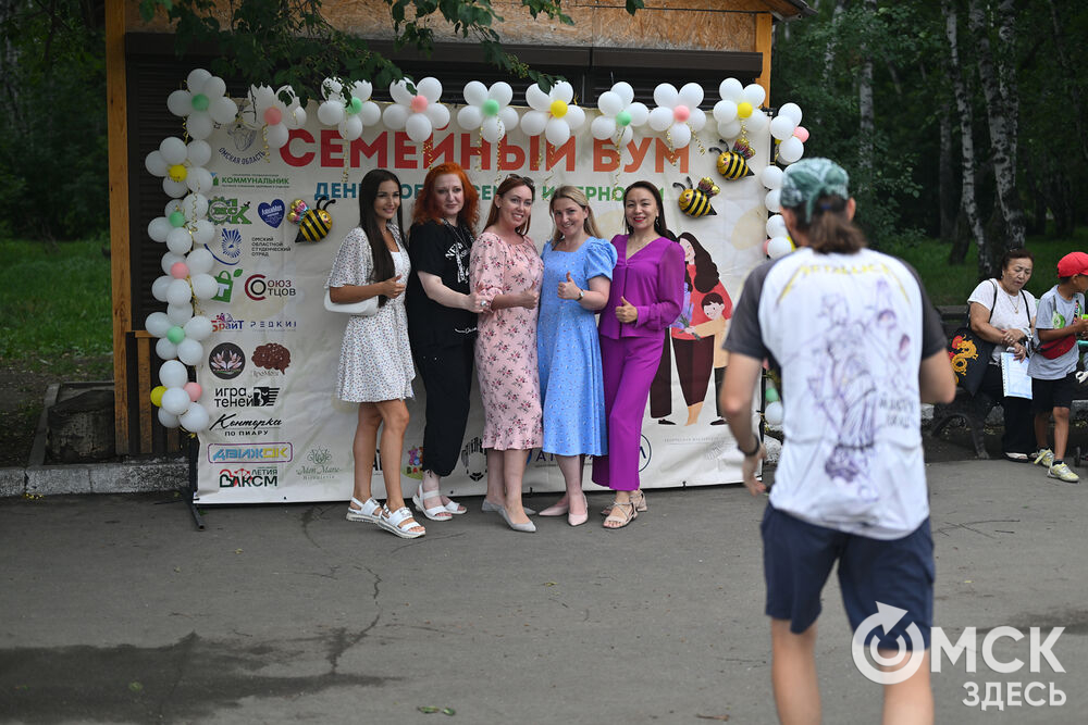 В парке 30-летия ВЛКСМ состоялся праздник "Семейный бум", в рамках которого было создано 45-метровое полотно. Фото: Илья Петров