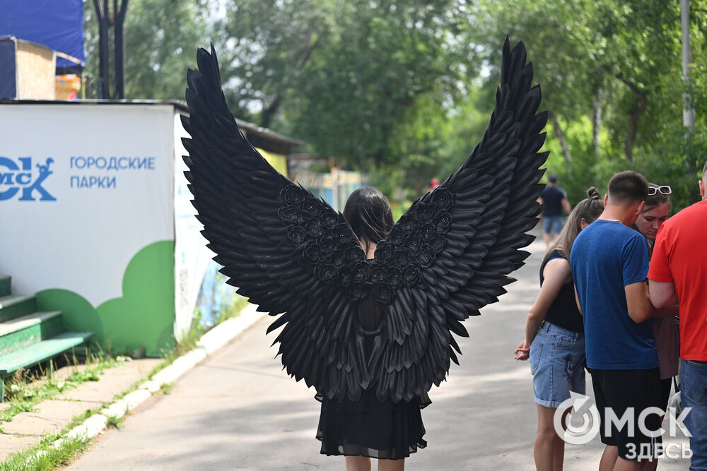 В парке 30-летия ВЛКСМ состоялся праздник "Семейный бум", в рамках которого было создано 45-метровое полотно. Фото: Илья Петров
