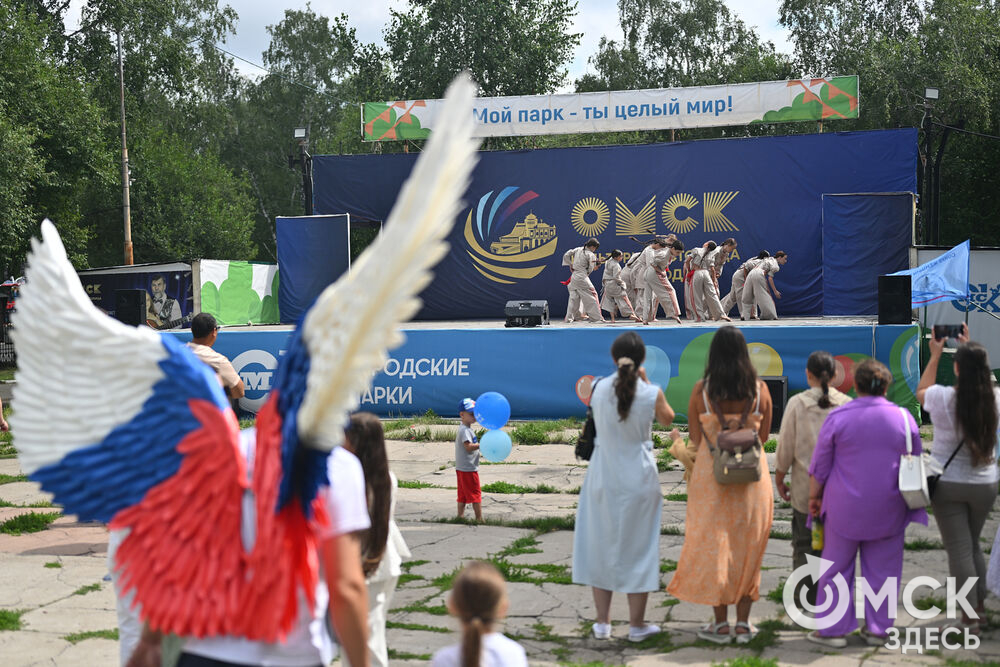 В парке 30-летия ВЛКСМ состоялся праздник "Семейный бум", в рамках которого было создано 45-метровое полотно. Фото: Илья Петров