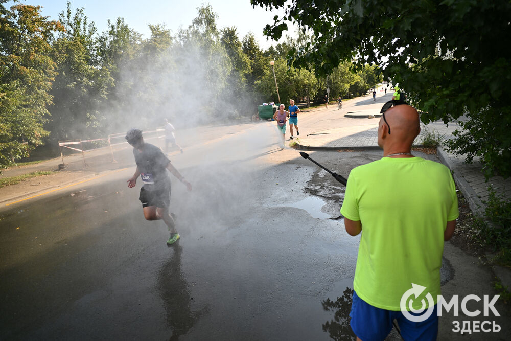 В День города Омска традиционно состоялся Сибирский международный марафон. Жара, как ни старалась, не заставила спортсменов сойти с дистанции. Подробнее здесь . Фото: Илья Петров