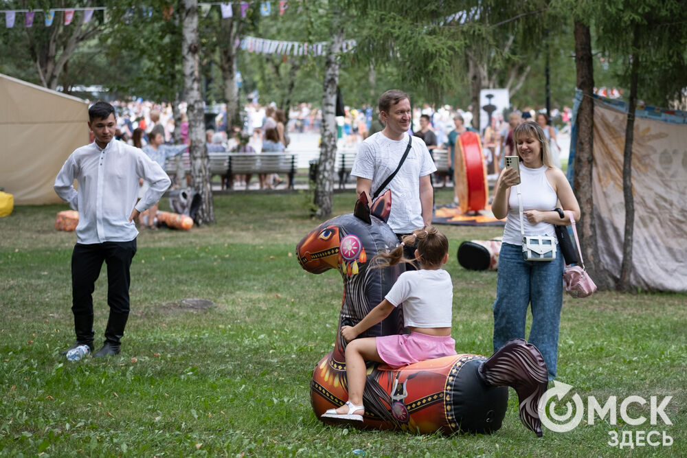 В основной день празднования, 1 августа, в центре города развернулись десятки площадок. Подробнее здесь . Фото: Елизавета Медведева