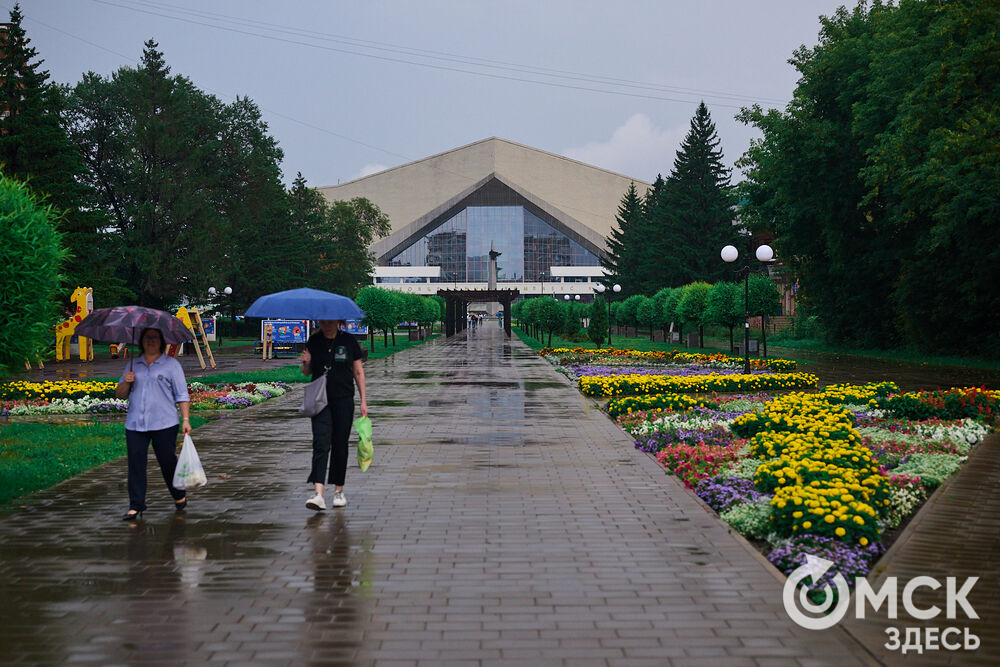Аллея литераторов в Омске на бульваре Мартынова