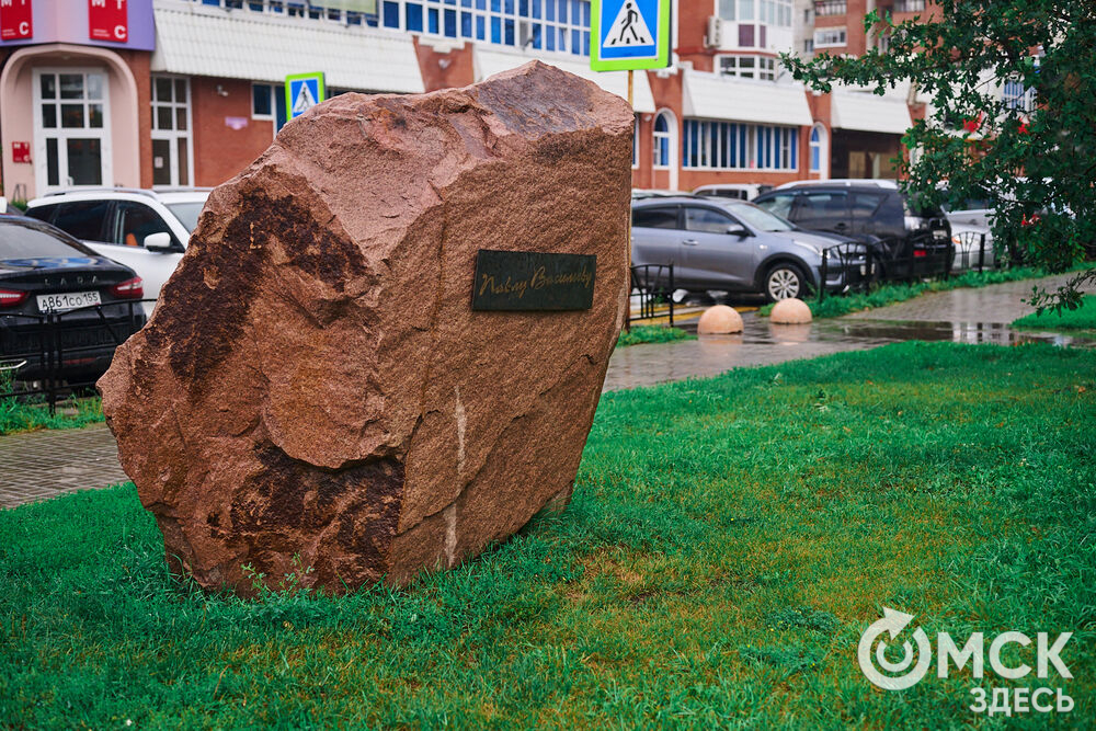 Аллея литераторов в Омске на бульваре Мартынова