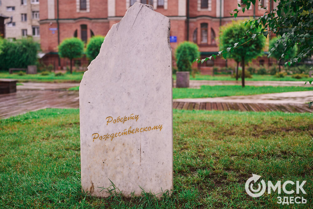 Аллея литераторов в Омске на бульваре Мартынова
