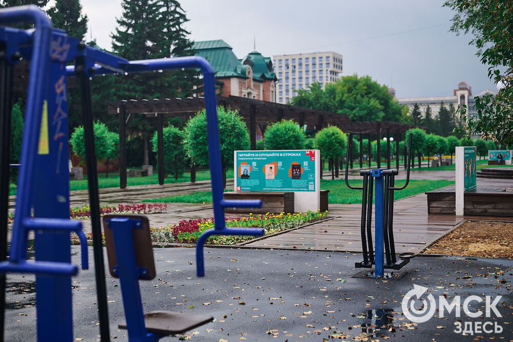 Аллея литераторов в Омске на бульваре Мартынова