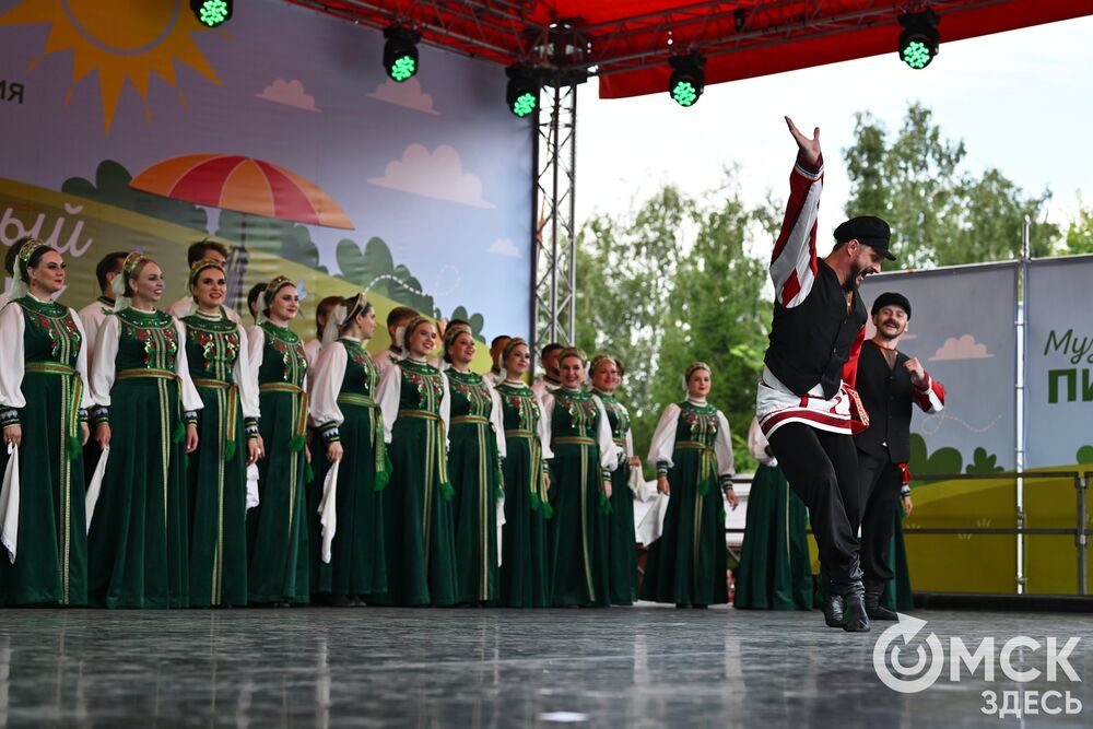 В парке "На Королёва" выступил Омский русский народный хор и симфонический оркестр. Фото: Илья Петров.