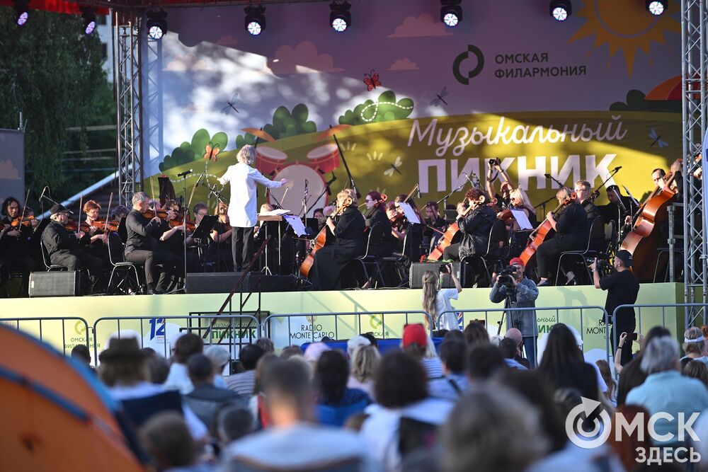 В парке "На Королёва" выступил Омский русский народный хор и симфонический оркестр. Фото: Илья Петров.