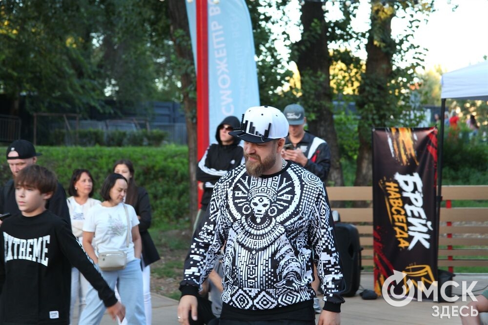 В Омске собрались представители старого и нового поколений брейкдансеров и выяснили, кто лучше говорит на языке танца. Фото: Илья Петров, Елизавета Медведева, Татьяна Лисмент