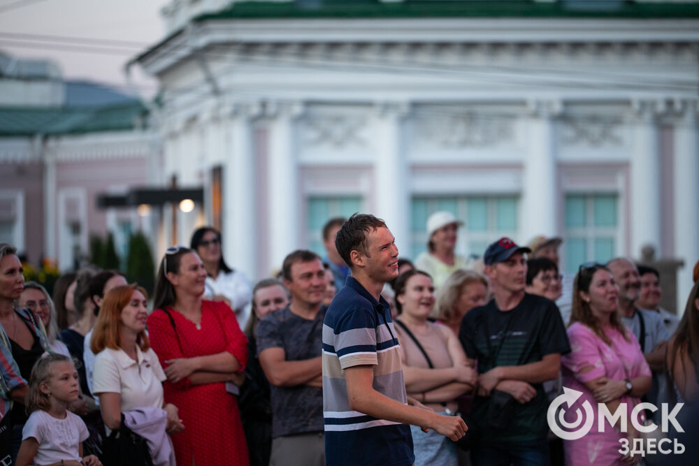 Исторический центр Омска превратился в настоящую театрально-музыкальную гостиную под открытым небом. Традиционный уличный концерт резидентов "Дома актёра" подарил горожанам незабываемый тёплый вечер. Фото: Елизавета Медведева.