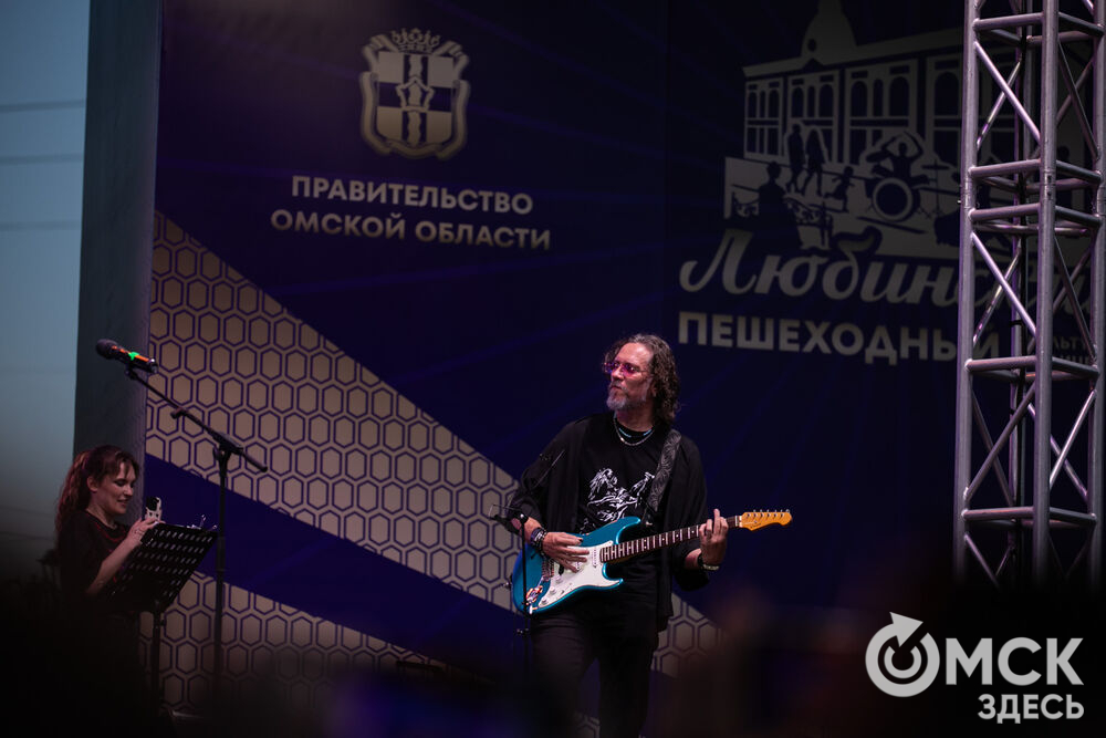 Исторический центр Омска превратился в настоящую театрально-музыкальную гостиную под открытым небом. Традиционный уличный концерт резидентов "Дома актёра" подарил горожанам незабываемый тёплый вечер. Фото: Елизавета Медведева.