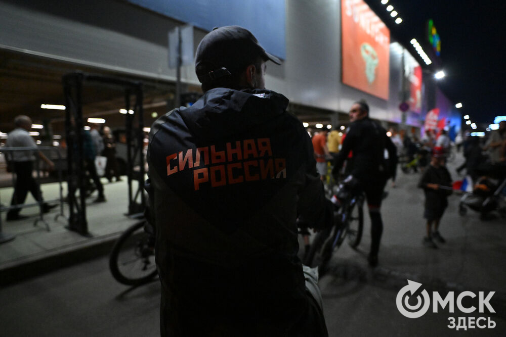 Омск отметил День Государственного флага уже традиционным велосипедным заездом . Фото: Илья Петров