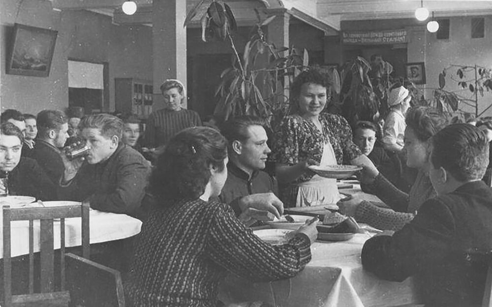 Ретростоловые Омска. Столовая Омского медицинского института, 1951-1952 гг. Фото: ОГИК музей, goskatalog.ru