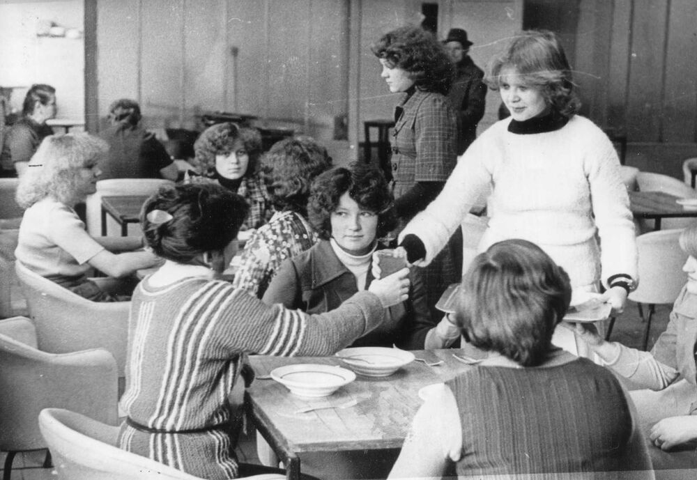 Ретростоловые Омска. Учащиеся СПТУ № 39 в столовой, 1980-е гг. Фото: Омский музей просвещения, goskatalog.ru