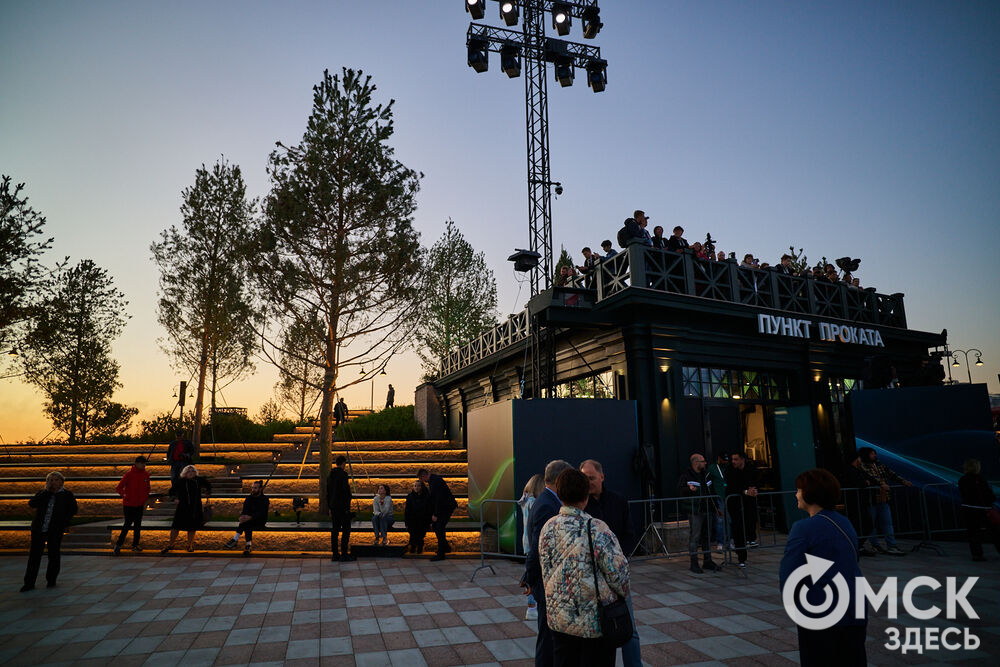 Пётр Дранга и Люся Чеботина подарили омичам концерт в честь открытия главного мультимедийного фонтана Сибири. Фото: Илья Петров и Елизавета Медведева