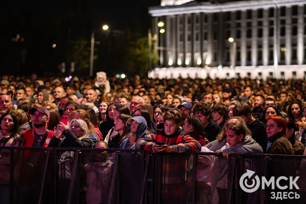 Пётр Дранга и Люся Чеботина подарили омичам концерт в честь открытия главного мультимедийного фонтана Сибири. Фото: Илья Петров и Елизавета Медведева