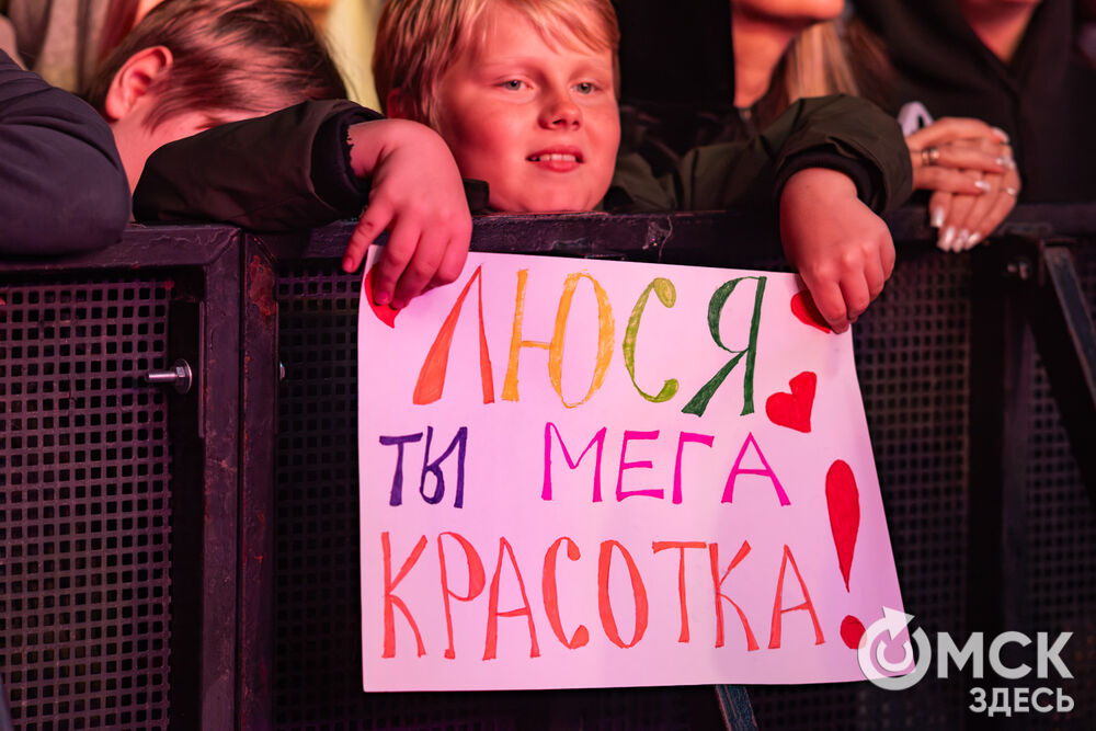 Пётр Дранга и Люся Чеботина подарили омичам концерт в честь открытия главного мультимедийного фонтана Сибири. Фото: Илья Петров и Елизавета Медведева