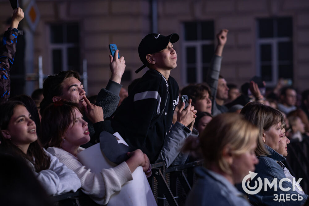 Пётр Дранга и Люся Чеботина подарили омичам концерт в честь открытия главного мультимедийного фонтана Сибири. Фото: Илья Петров и Елизавета Медведева