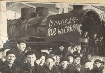 Ретросубботники в Омске. Собрание перед субботником в локомотивном депо Омска, 1960-е гг. Фото: ОГИК музей, goskatalog.ru, Г. Мардер