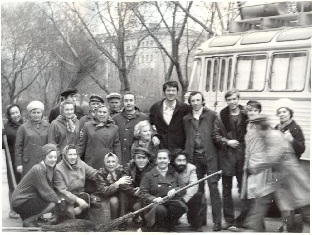 Ретросубботники в Омске. Субботник Омского драматического театра, 1974 г. Фото: Музей театрального искусства, goskatalog.ru