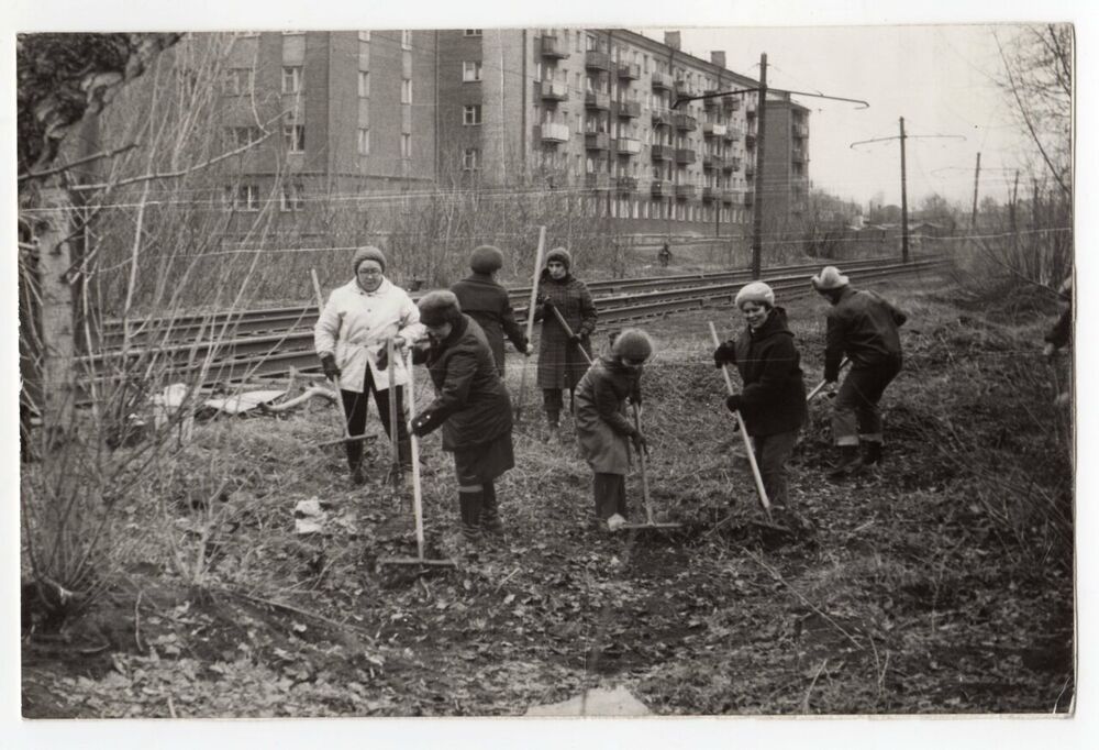 Ретросубботники в Омске. Субботник на станции юннатов, 1970-е гг. Фото: Омский музей просвещения, goskatalog.ru