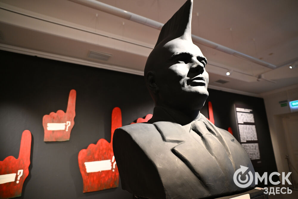 Подмечать магическое, углубляться в смыслы предлагают художники Дамир Муратов и Дима Вирже, чьи выставки одномоментно открылись в Омске и без образов которых художественная экспозиция XXI века была бы совсем не та. Фото: Илья Петров