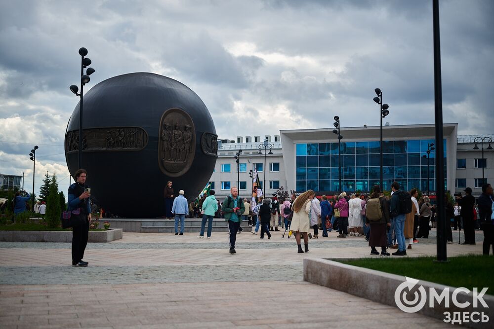 Один из главных городских символов обновлён и торжественно открыт на площади Бухгольца. Фото: Илья Петров