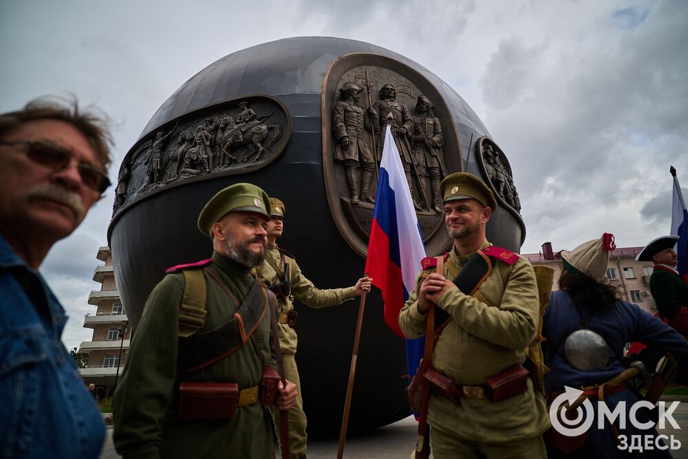 Один из главных городских символов обновлён и торжественно открыт на площади Бухгольца. Фото: Илья Петров