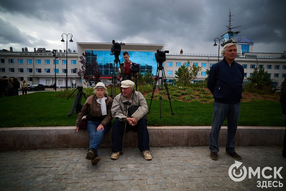 Один из главных городских символов обновлён и торжественно открыт на площади Бухгольца. Фото: Илья Петров