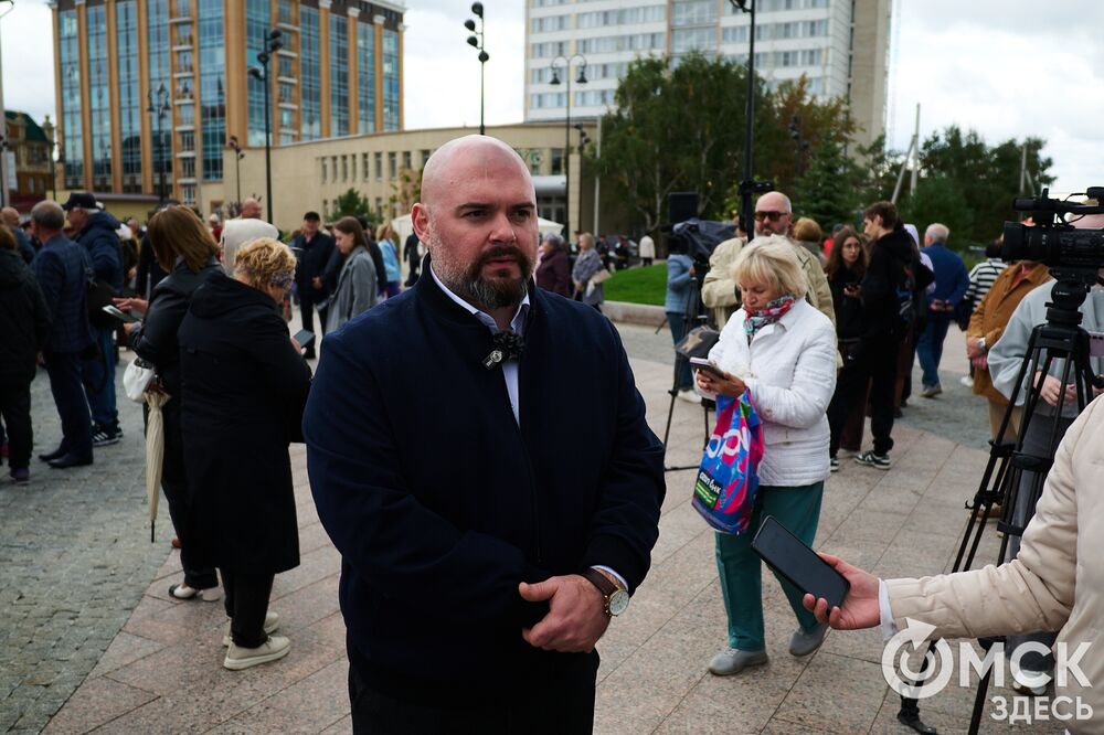 Один из главных городских символов обновлён и торжественно открыт на площади Бухгольца. Фото: Илья Петров