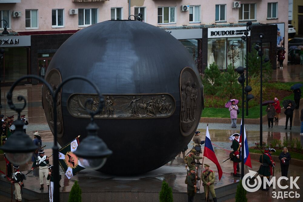 Один из главных городских символов обновлён и торжественно открыт на площади Бухгольца. Фото: Илья Петров