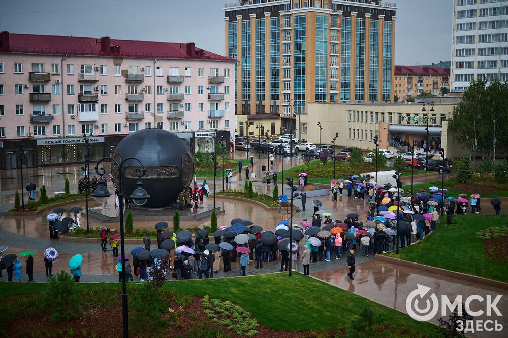 Один из главных городских символов обновлён и торжественно открыт на площади Бухгольца. Фото: Илья Петров