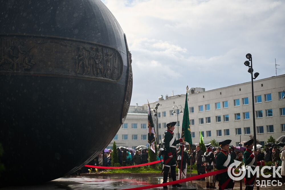 Один из главных городских символов обновлён и торжественно открыт на площади Бухгольца. Фото: Илья Петров