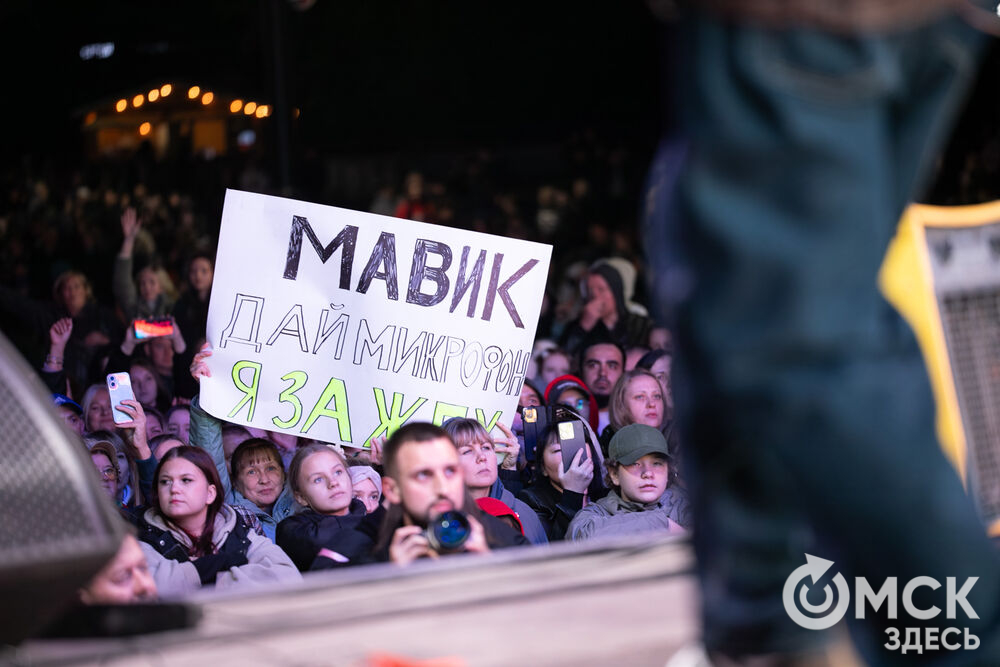Последний субботний вечер "Пешеходного Любинского-2026" завершился двумя большими концертами столичных звёзд. От "Инфинити", Galibri &amp; Mavik было жарко. Фото: Елизавета Медведева.