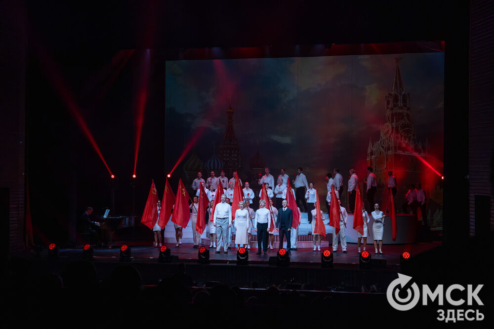 В Омском государственном музыкальном театре состоялась премьера джукбокс-мюзикла "Дунаевские. Двойной портрет" (12+). Фото: Елизавета Медведева